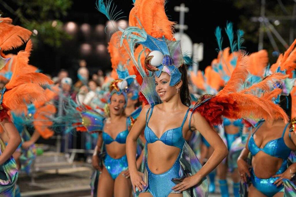 Desfile de Carnaval de rua com fantasias coloridas, referência ao Carnaval de Paranaguá