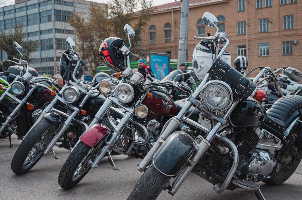 Encontro de motociclistas com motos enfileiradas, referência ao Paranaguá Motos