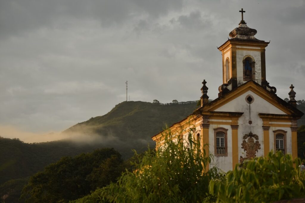 Fachada de igreja colonial barroca, referência ao Santuário São Francisco das Chagas